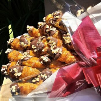 desayunos-a-domicilio-en-madrid-en-toda-espana-desayunos-kubala-ramo-croissants-chocolate-avellana.jpg