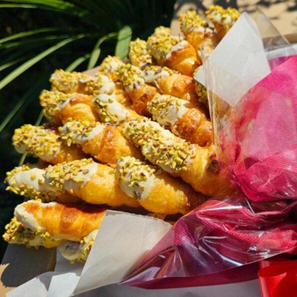 desayunos-a-domicilio-en-madrid-en-toda-espana-desayunos-kubala-ramo-croissants-chocolate-blanco-pistacho.jpg